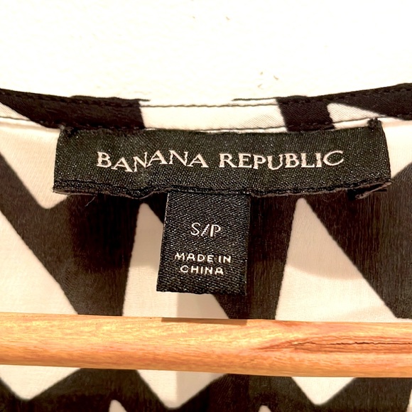 Banana Republic Chevron Patterned Tank. Colour: Black/White - Picture 5 of 6